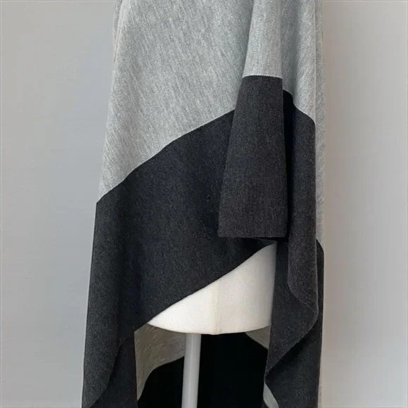 LOFT Sweater Knit Soft Grey & Charcoal Colorblock Poncho One Size - Picture 6 of 12
